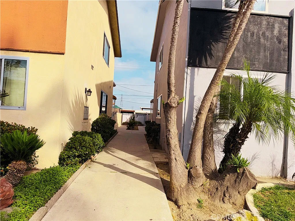 2 bed, 1.5 bath, 805 sqft, $2,375 — Photo 1