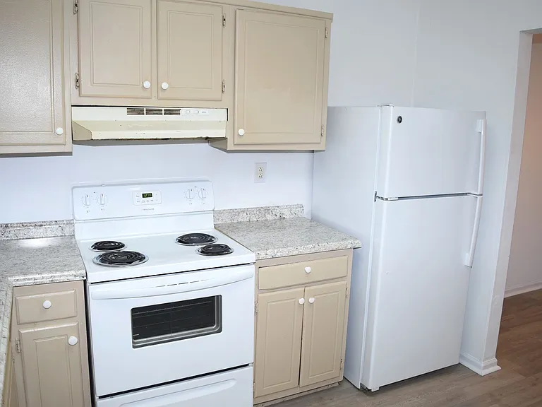 579 Peregrine St — Photo 10