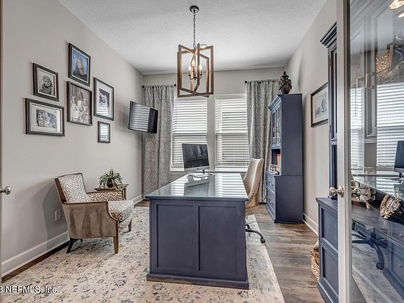 4th image of 385 GLENNEYRE Circle