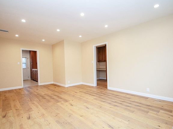 4th image of 2583 N Buena Vista St