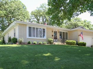 912 N Oakwood Dr, McHenry, IL 60050