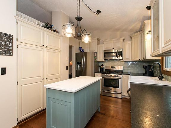 3rd image of 3308 Sunset Lake Dr