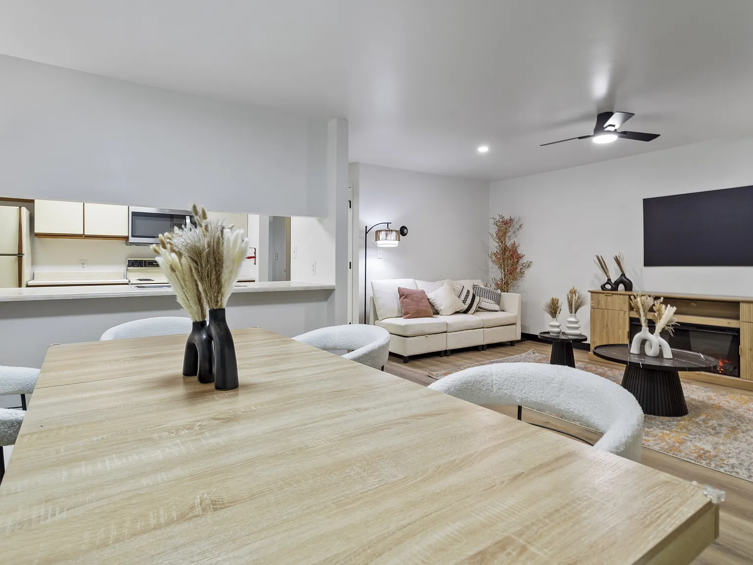 Wehnwood Court Apartments — Photo 2