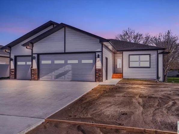 211 Lexington St, Elk Point, SD 57025