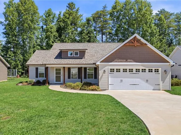 109 Brooke Ridge Dr, Thomasville, NC 27360