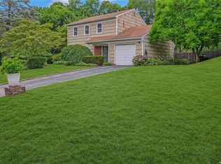 19 Scenic Hills Dr, Ridge, NY 11961