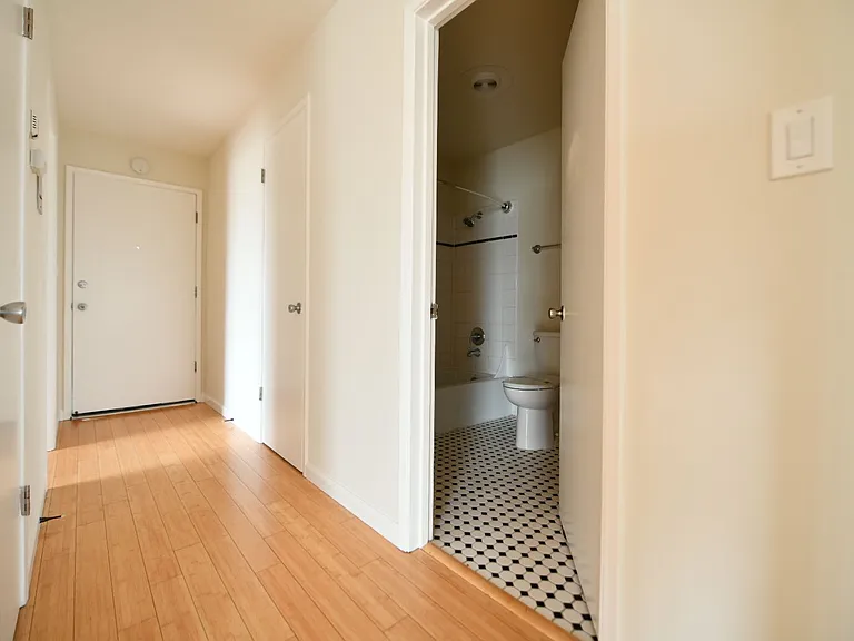 2p008 - Lake View East — Photo 20