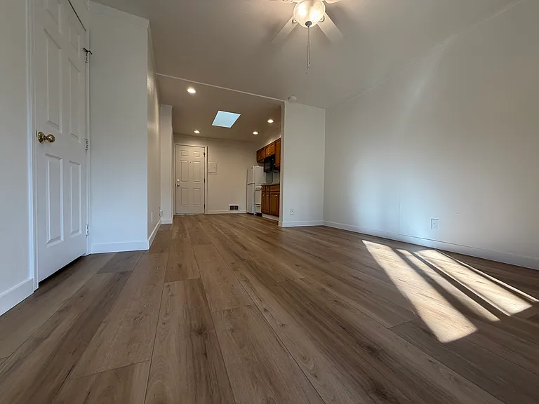 604 1/2 W Crockett St #J — Photo 11