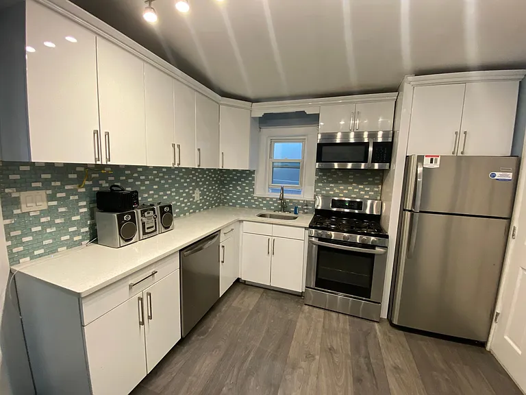 335 Hudson Ave — Photo 3