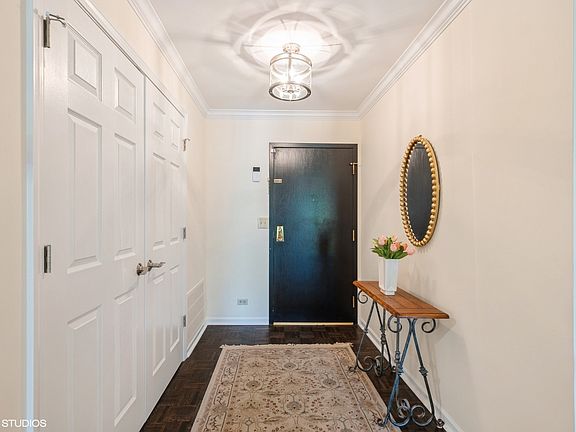 4th image of 90 Franklin Pl E APT 106