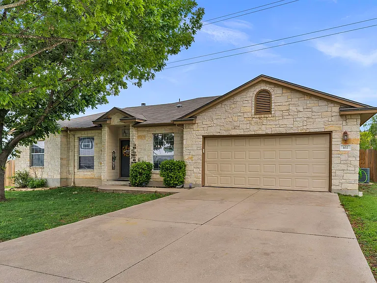 102 Cailin Ct — Photo 2