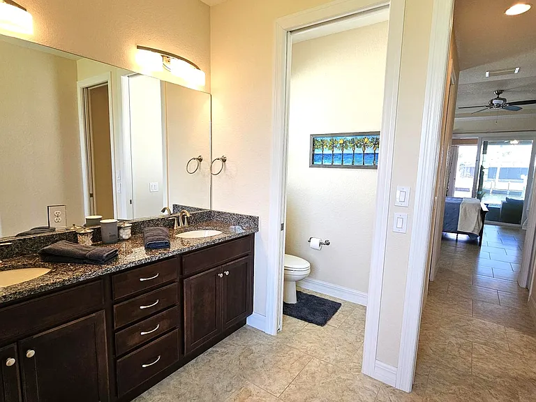 Master bath-dual sinks, large garden tub & walk in shower