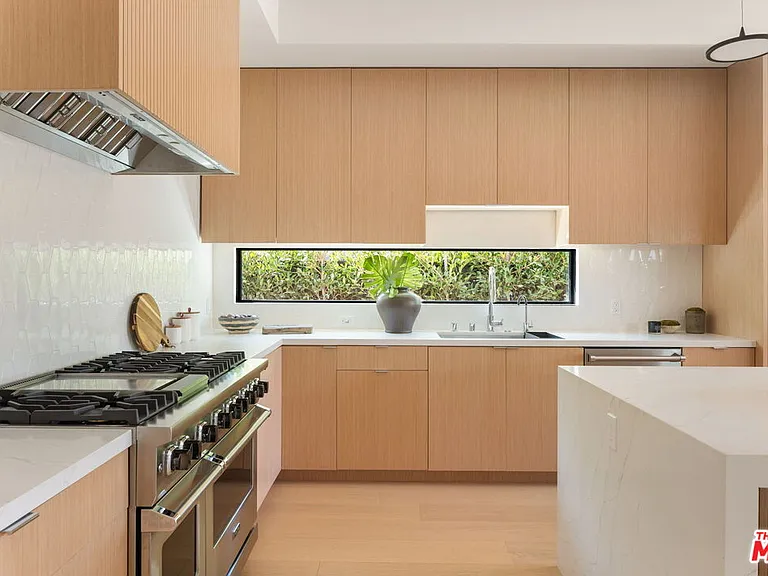 822 Superba Ave — Photo 15