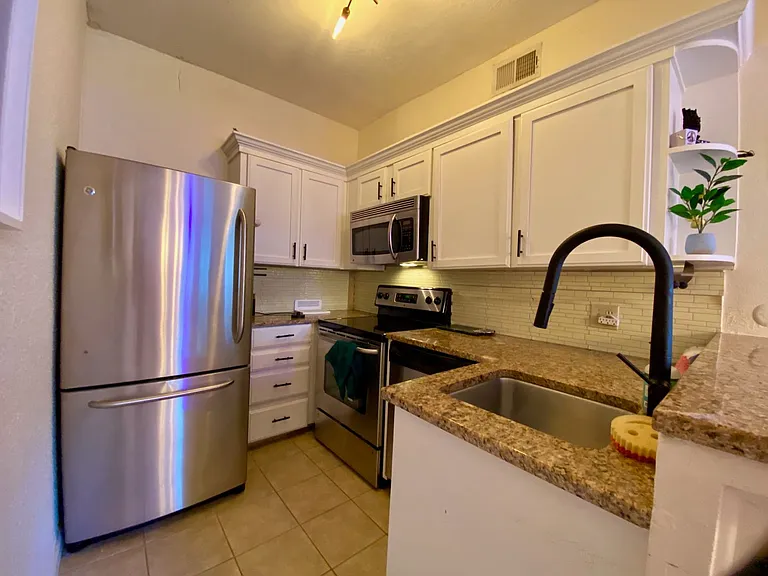 1111 W 46th St #17 — Photo 11