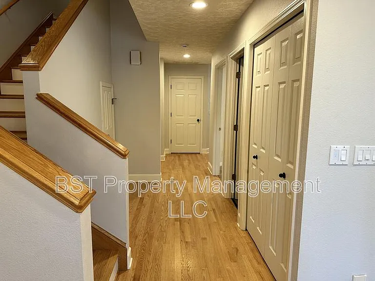 330 E College St — Photo 16