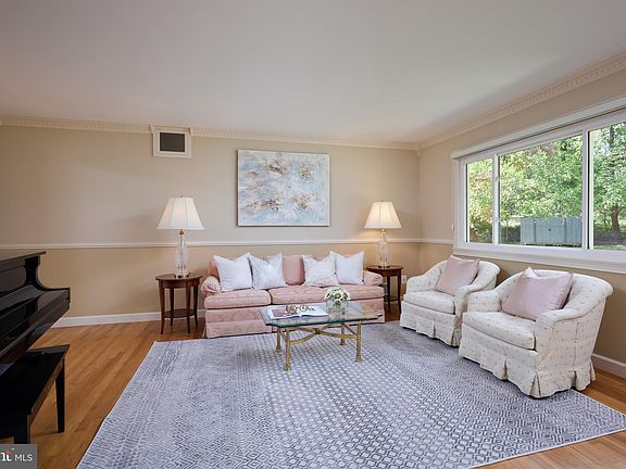 4th image of 11510 Karen Dr