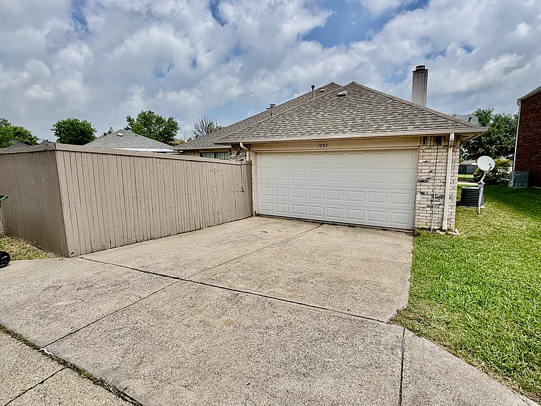 1701 Hillside Dr — Photo 22
