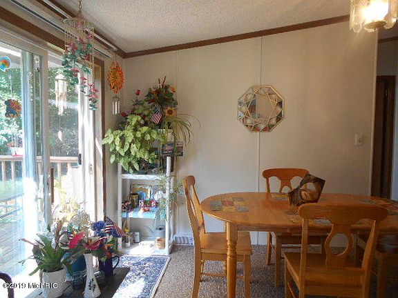 5th image of 410 E Broadway Ave