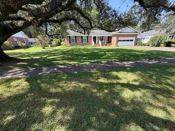 2nd image of 1003 Lakeside Dr.