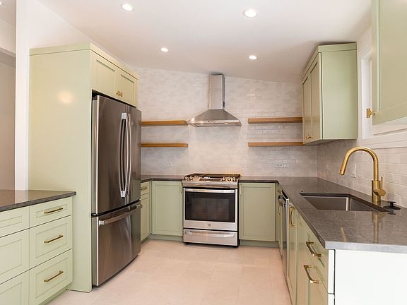 3rd image of 440 Sheryl Ln