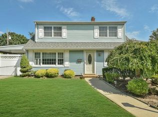 7 Sandy Ln, Levittown, NY 11756