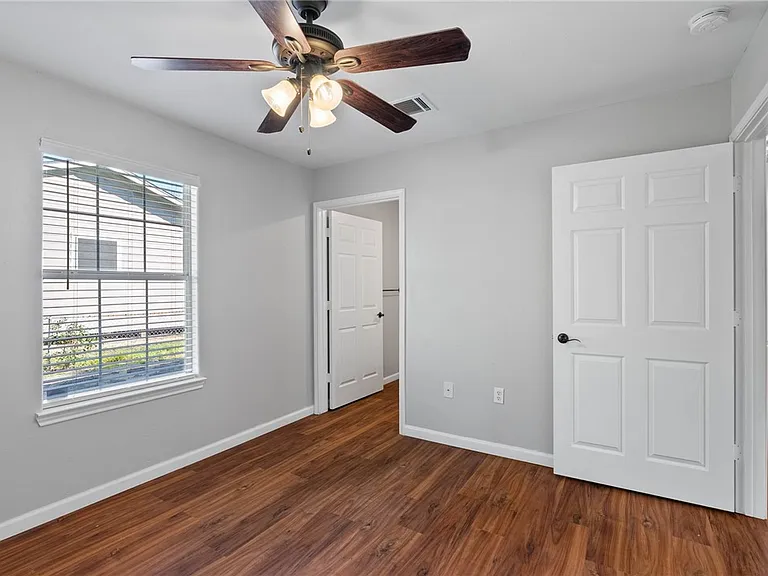 804 Avenue B — Photo 20