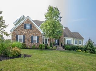 4 Glacier Way, Pittstown, NJ 08867
