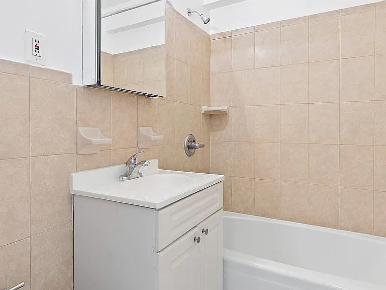 200 E 15th St #7D — Photo 10