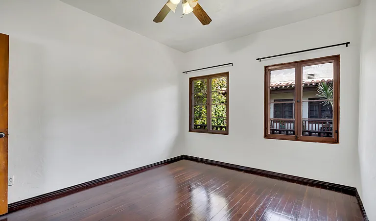 2270 N Beachwood Dr #21 — Photo 9