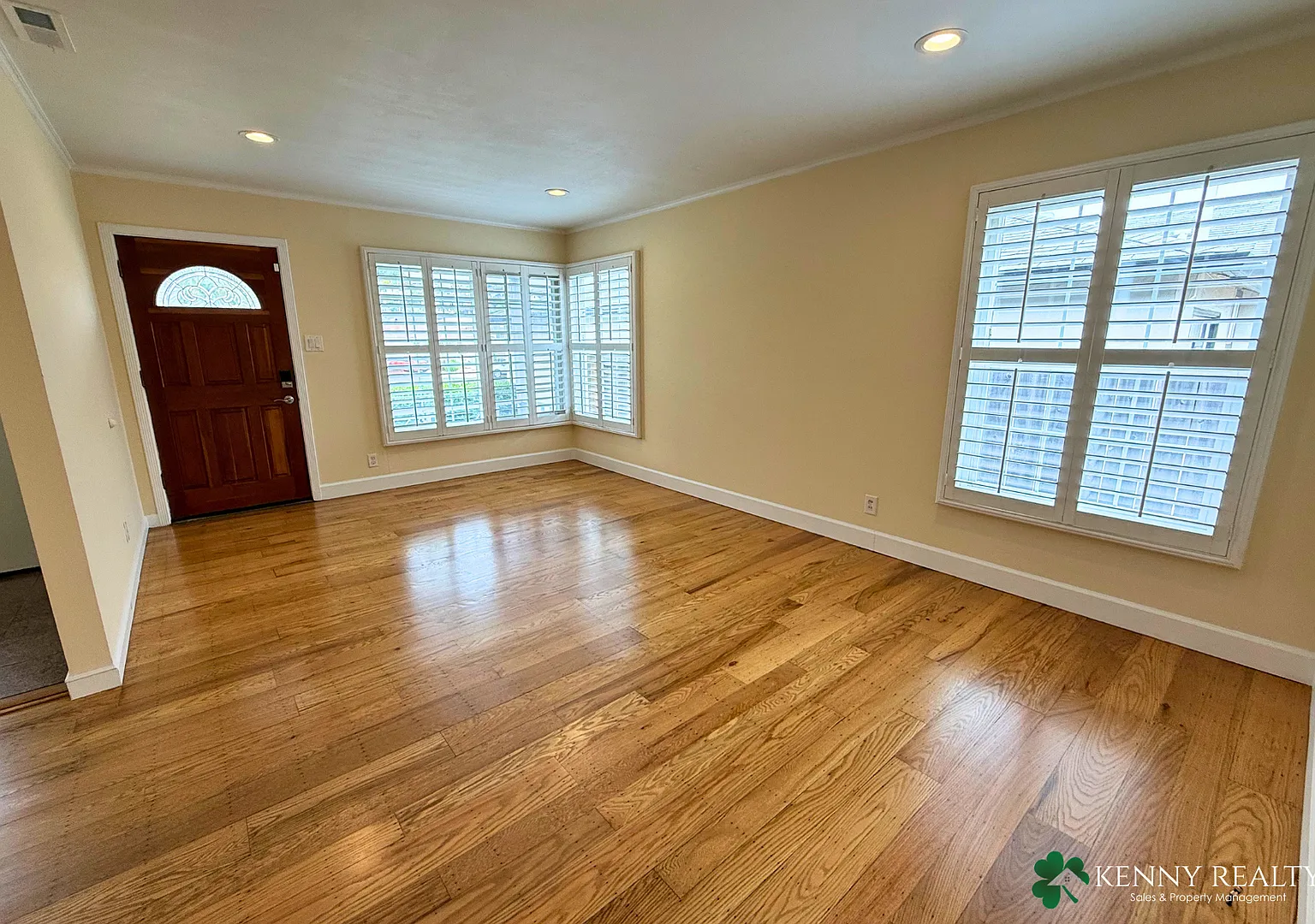 Spacious Brentwood Home with Detached Bonus Room & Solarium — Photo 4