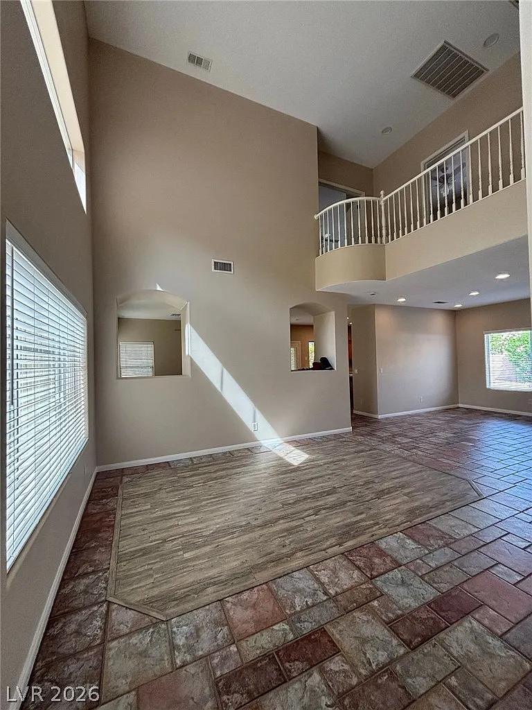 5 bed, 3.0 bath, 2390 sqft, $2,995 — Photo 2