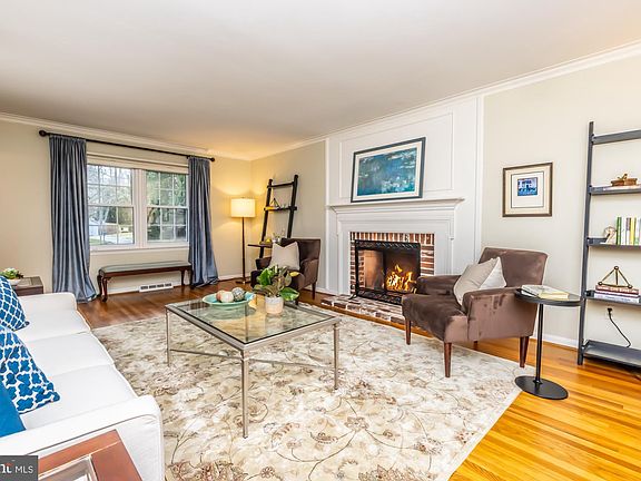 4th image of 4 Woodmont Ln
