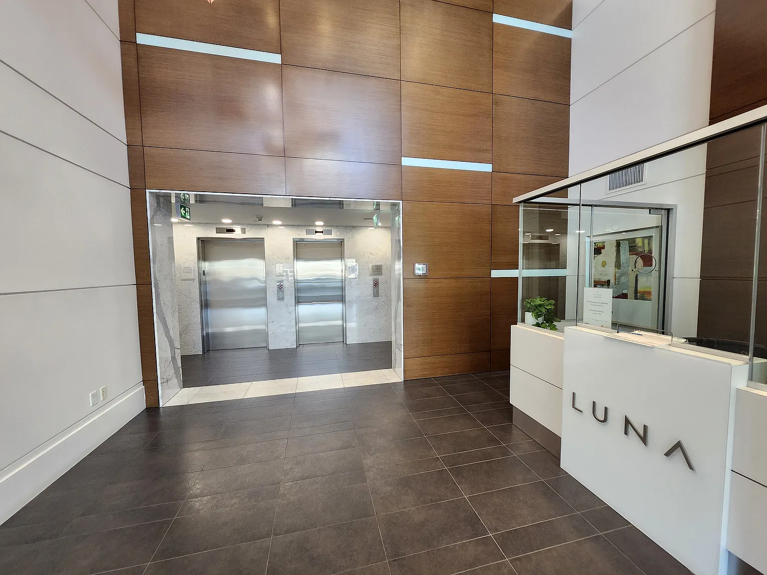 "Luna Building" - One Bedroom Plus Den And Workstation In Great Building — Photo 2