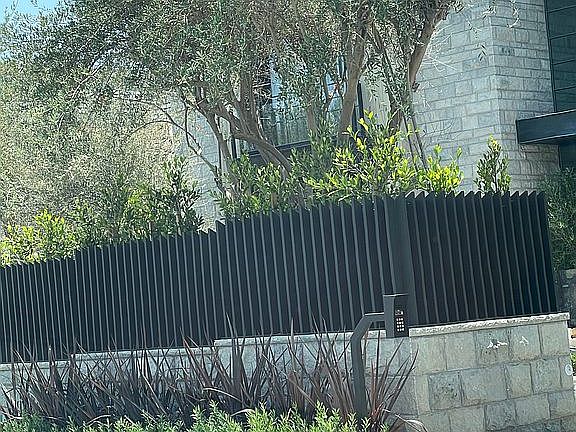 5th image of 615 N Canon Dr