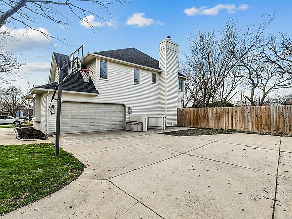 2nd image of 1315 N Rutland Cir