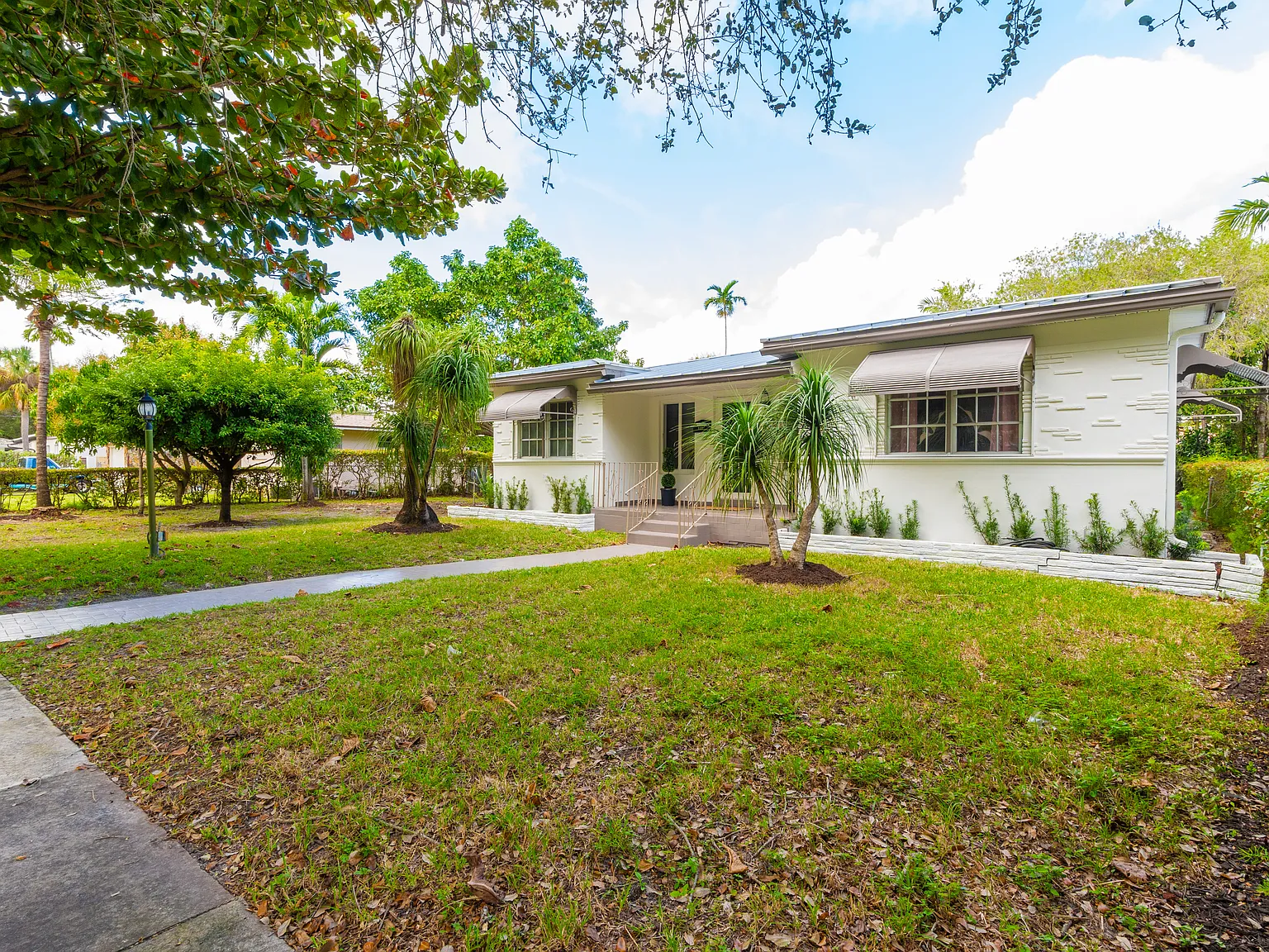 4 bed, 2224 sqft, $5,600 — Photo 2