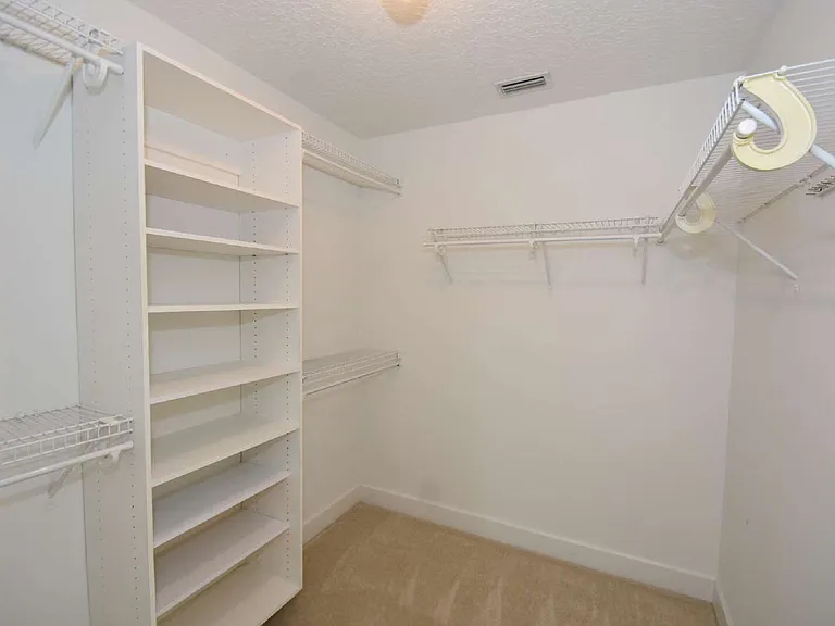 1216 Hampstead Ln — Photo 41