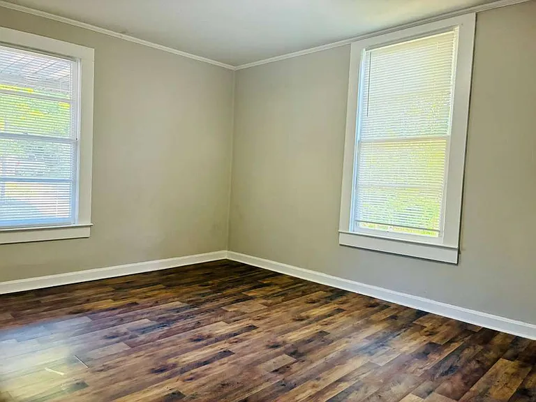 321 N Poplar St — Photo 10