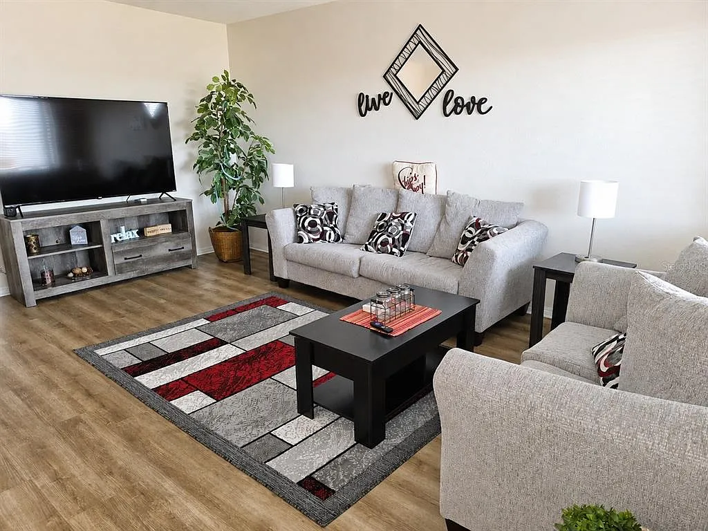 2 bed, 1.0 bath, 874 sqft, $1,500 — Photo 2
