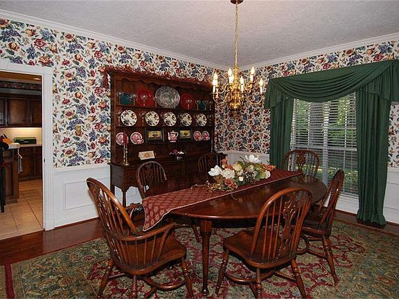 3rd image of 2402 Lake Gardens Dr