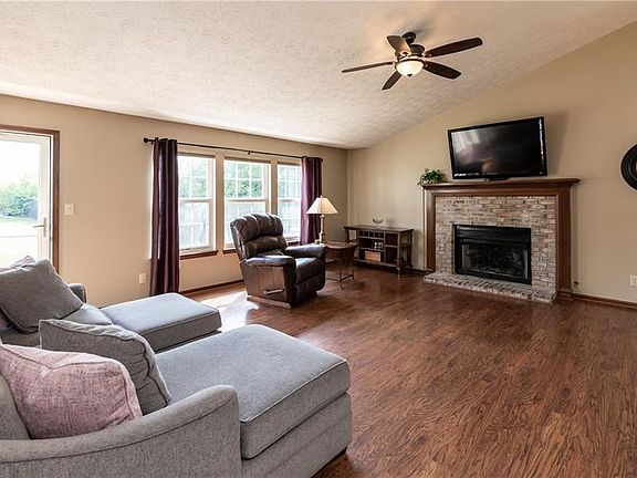 5th image of 446 Sugar Bush Ln N