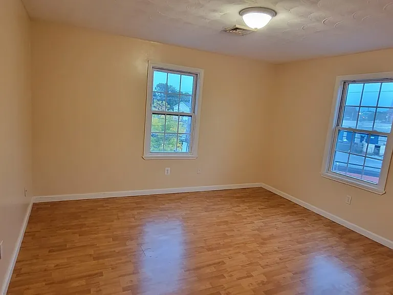 327 Lockwood St #4 — Photo 4