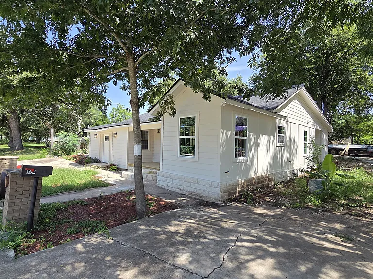 704 W Avenue B — Photo 4