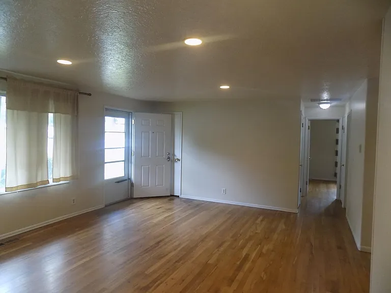 12020 SW Lincoln Ave — Photo 3