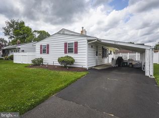 11 Peartree Ln, Levittown, PA 19054