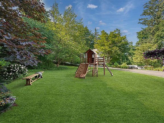 Virtually staged yard