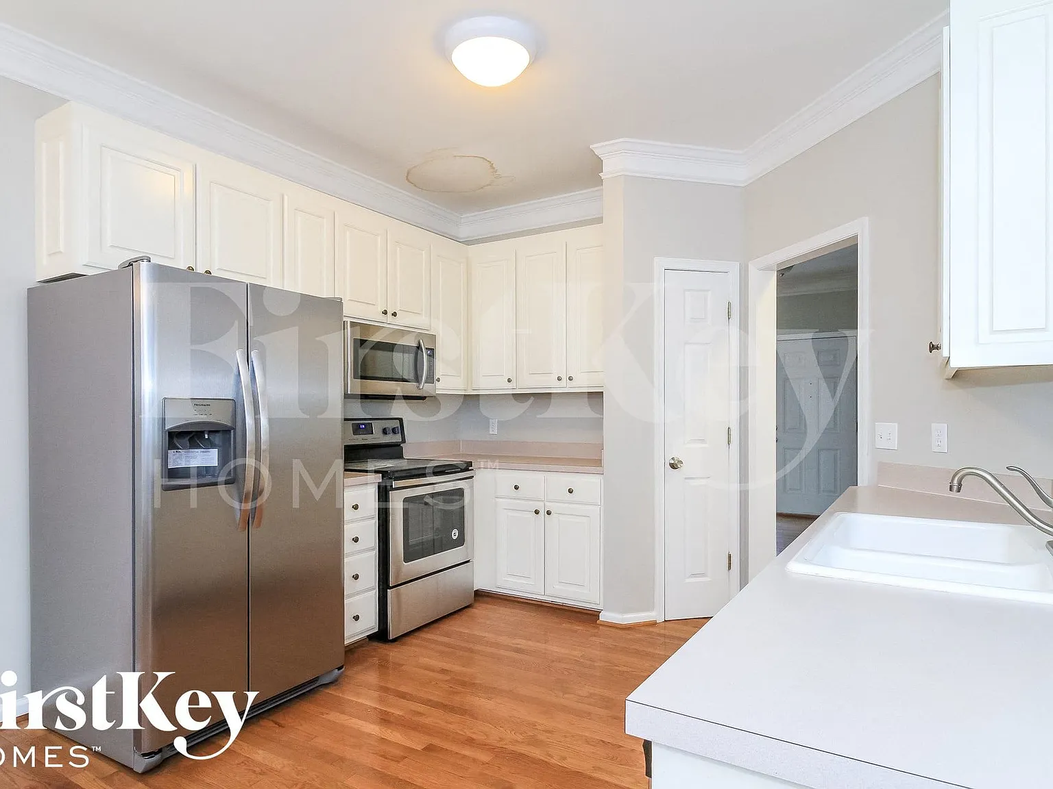 4 bed, 2.5 bath, 1931 sqft, $2,640 — Photo 4