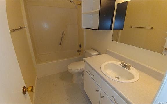3rd image of 4145 Pine St