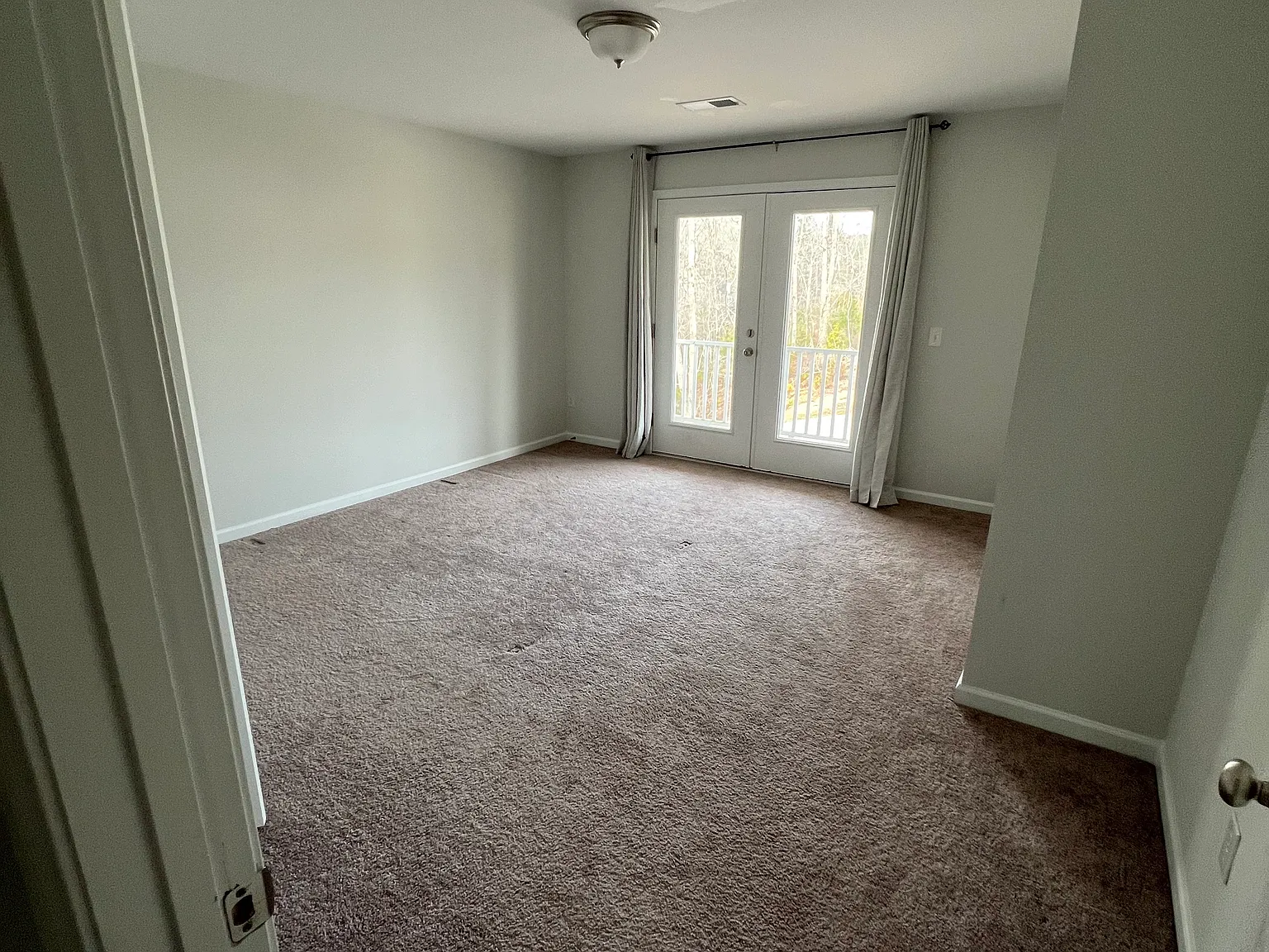 4 bed, 2.5 bath, 2692 sqft, $2,350 — Photo 4