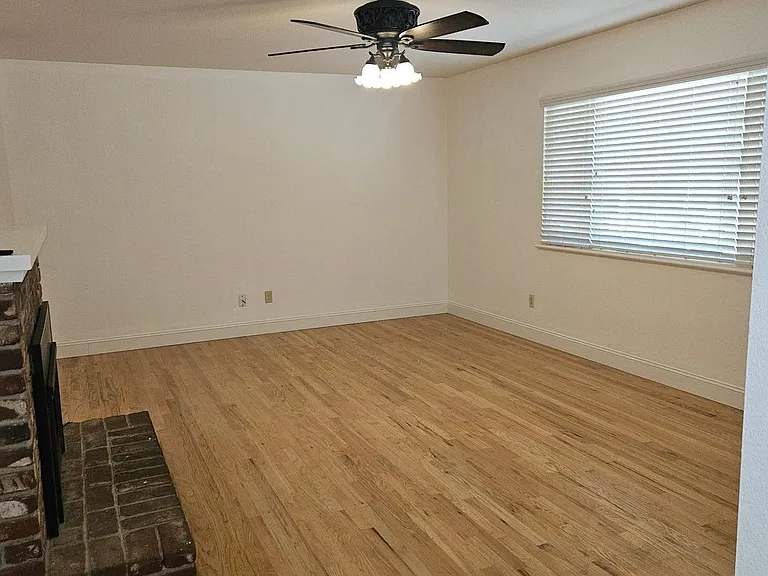 1610 Springwood Dr — Photo 2
